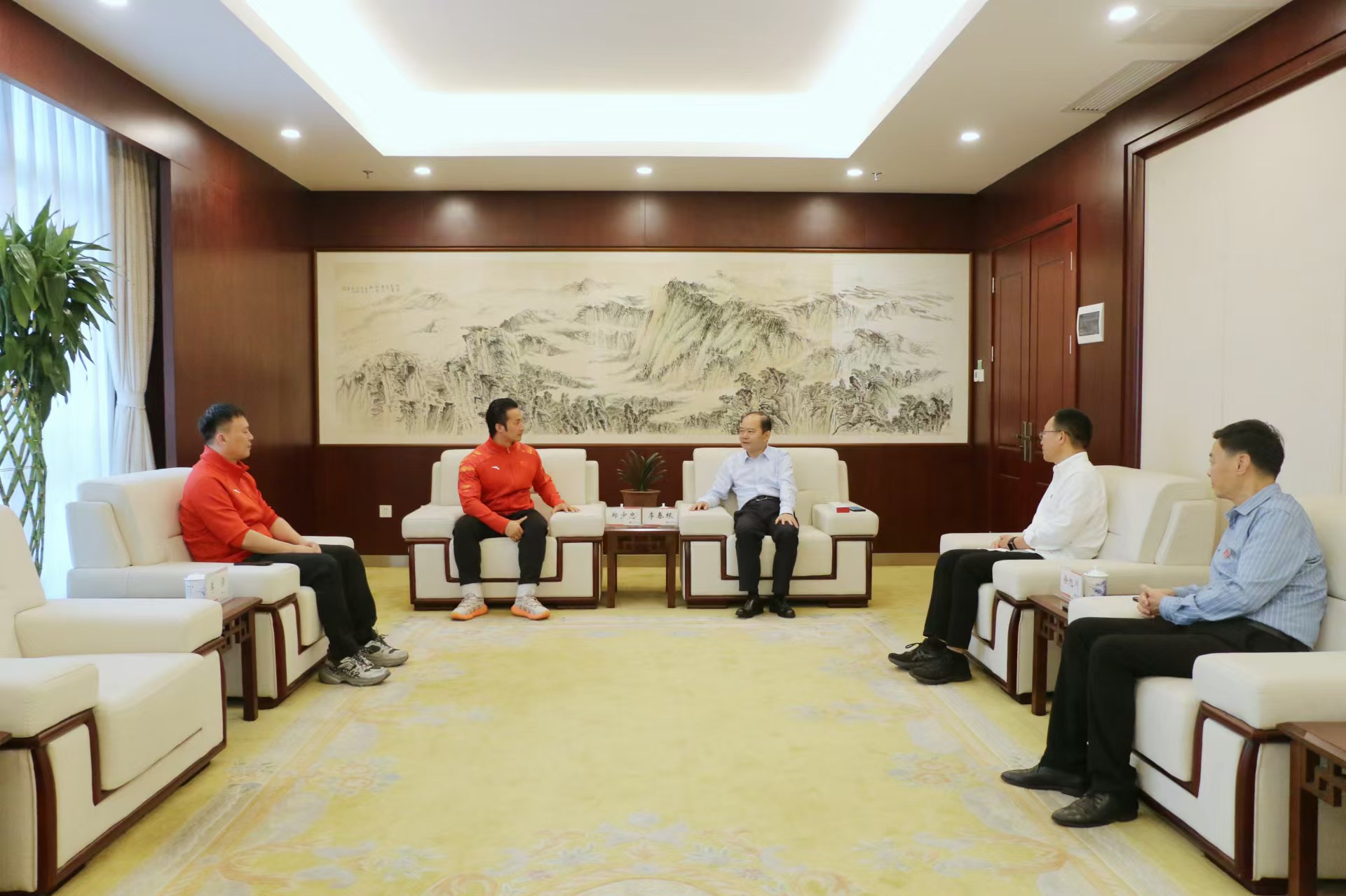 座谈会.jpg