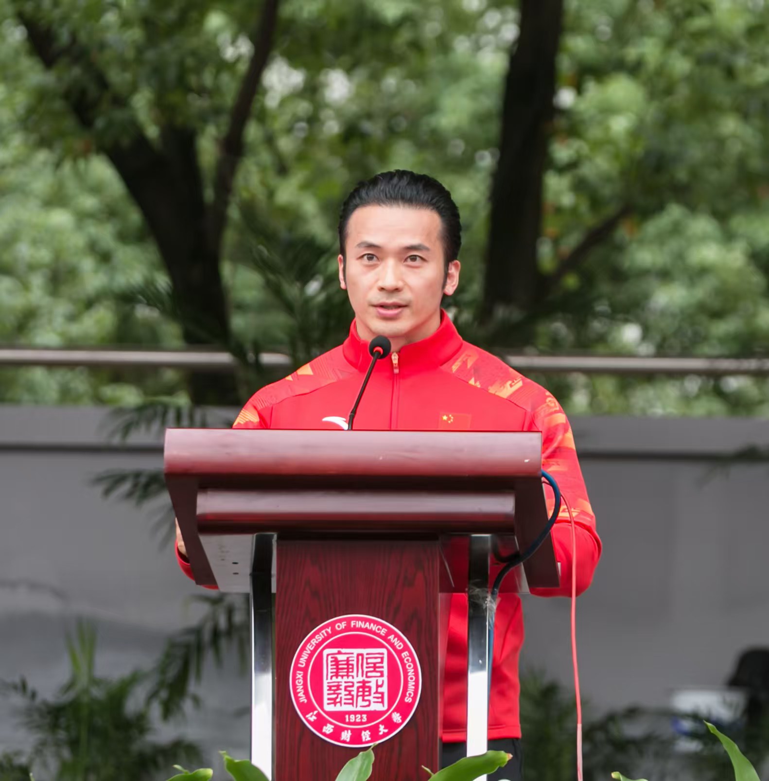 校运会上倡导.jpg